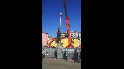 Rize'de vinçle sökülen Atatürk heykeli, vatandaşların kameralarına böyle yansıdı