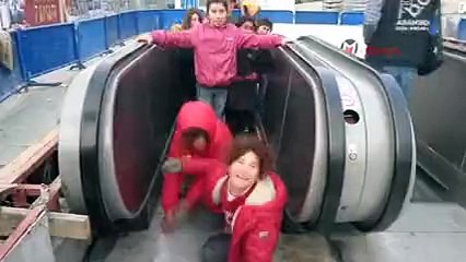 Taksim&#39;de çocukların tehlikeli oyunu