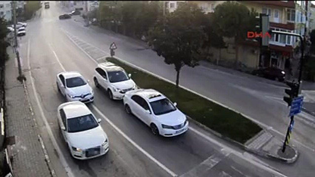 Ölümün teğet geçtiği trafik kazaları MOBESE kameralarına yansıdı