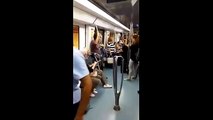 Metroda eşinin dans etmeyi reddettiği yaşlı adam, genç bir kadını dansa kaldırdı