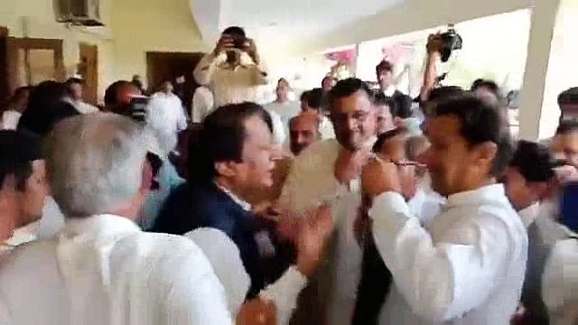 Ex PPP MNA's Funny Demand From Imran Khan While Taking Picture With Him - Hilarious Situation - Check Khan's Reaction