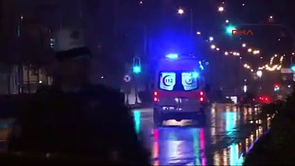 Video herunterladen: Kırmızı ışıkta geçen otomobil polis otosuna çarptı; 3 yaralı