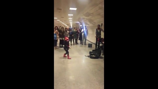 Minik orkestra şefi sokak müzisyenlerini yönetti