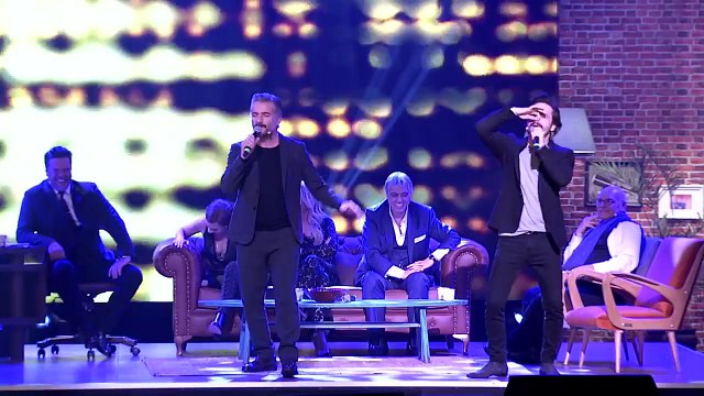 Ahmet Kural ve Murat Cemcir'den 'Sie Liegt In Meinen Armen' performansı