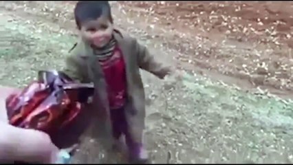 Türk askerleri Suriyeli çocuğa çikolata ikram etti