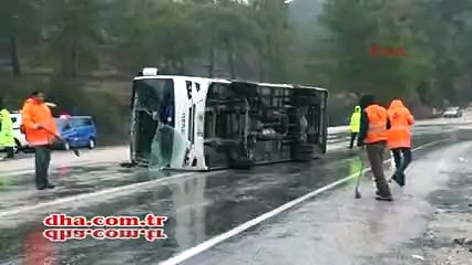 Antalya&#39;da midibüs devrildi; 13 yaralı