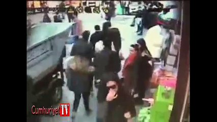 Oyuncak ayıyı çaldı; sırtlayıp yoluna devam etti