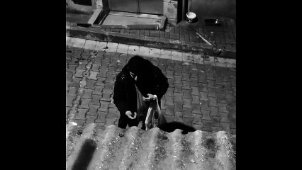 Mahallenin köpeğiyle sohbet eden genç