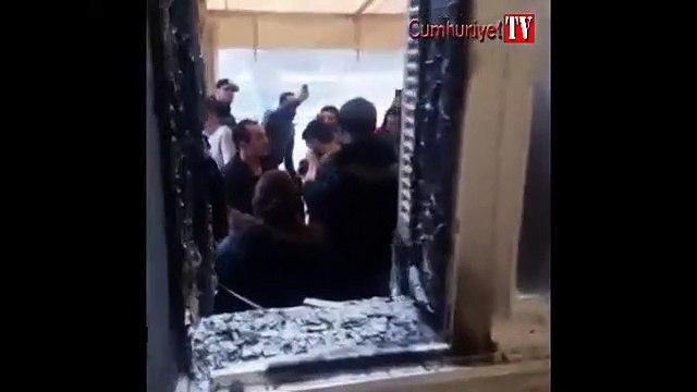 Kundaklanan Müjdat Gezen Sanat Merkezi'nde İzmir Marşı