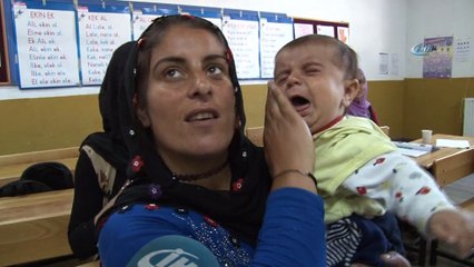 Kucaklarında bebekleri ile okuma yazma öğreniyorlar