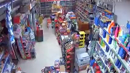 Pompalı tüfekli soyguncuyu veresiye defteriyle kovaladı!