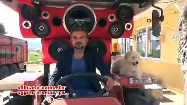 Traktörünü yürüyen diskoya çevirdi