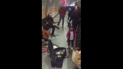 Metrodaki müzisyenlere dansıyla eşlik eden kız çocuğu, paylaşım rekoru kırıyor