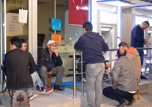 TOKİ'nin 185 Lira Taksitle Sattığı Evler İçin Geceden Kuyruğa Girdiler