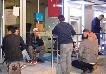 TOKİ'nin 185 Lira Taksitle Sattığı Evler İçin Geceden Kuyruğa Girdiler