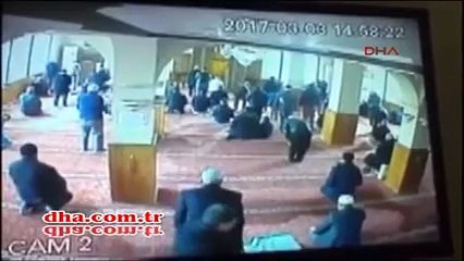 Camide bağış paralarını çalmaya kalkan şüpheliye cemaatten dayak