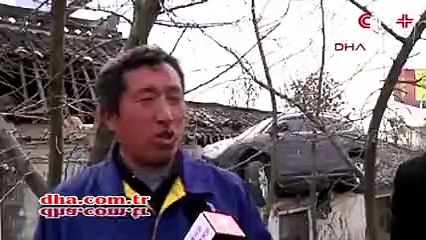 Fren yerine gaza bastı, kendini çatıda buldu