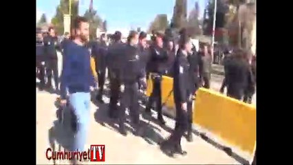 Şanlıurfa Adliyesi&#39;nde taşlı sopalı kavga kamerada