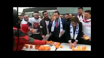 Hollanda'yı portakal sıkıp suyunu içerek protesto ettiler!