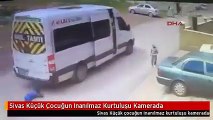 Küçük çocuğun üzerinden minibüs geçti!