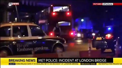 Londra saldırısında elinde birayla uzaklaşan adam