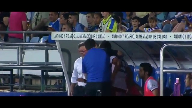 Oyundan çıkardığı futbolcu tepki gösterince kafa attı!