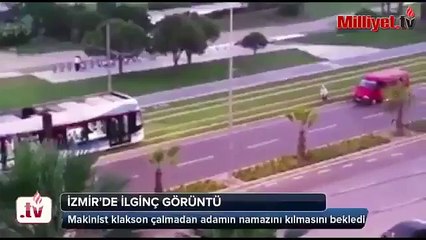 İzmir&#39;de tramvay hattının kenarında namaz kıldı, makinist klakson çalmadan bekledi