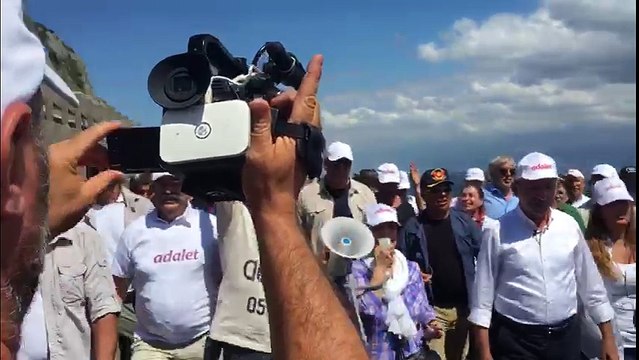 Belkıs Akkale, 'Adalet Yürüyüşü'nde Seher Yıldızı nı söyledi