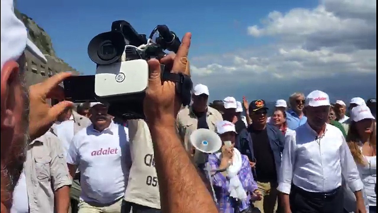 Belkıs Akkale, 'Adalet Yürüyüşü'nde "Seher Yıldızı"nı söyledi