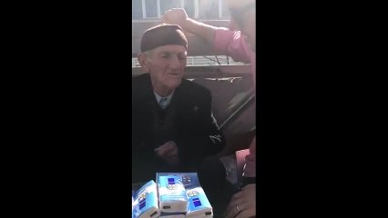 Kore gazisi hasta eşine bakmak için mendil satıyor