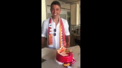 Muslera&#39;ya havalimanında sürpriz doğum günü kutlaması!