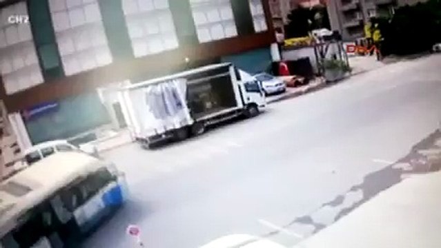 Yolcu minibüsünün devrilme anı kamerada