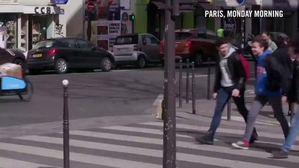 Paris sokaklarında dikkat çeken kırmızı ışık kampanyası
