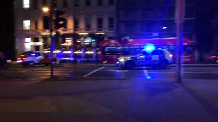 Londra&#39;da bir minibüs kalabalığa daldı