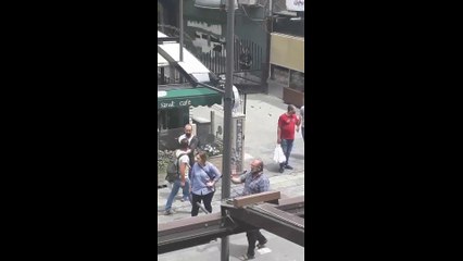Şiir okuyan adam gözaltına alındı