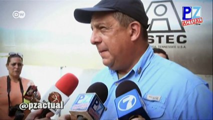 Kosta Rika Devlet Başkanı Rivera gazetecilere demeç verdiği sırada ağzına giren arıyı yedi