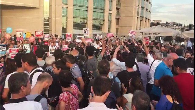 Çağlayan Adliyesi önünde yüzlerce vatandaş alkış, ıslık, düdük ve sloganlarla Cumhuriyet davası kararını bekliyor