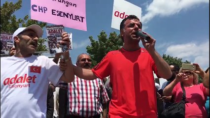 Barış Yarkadaş, 'Omuzdan Tutun Beni'yi söyledi, Gürsel Tekin halaya katıldı