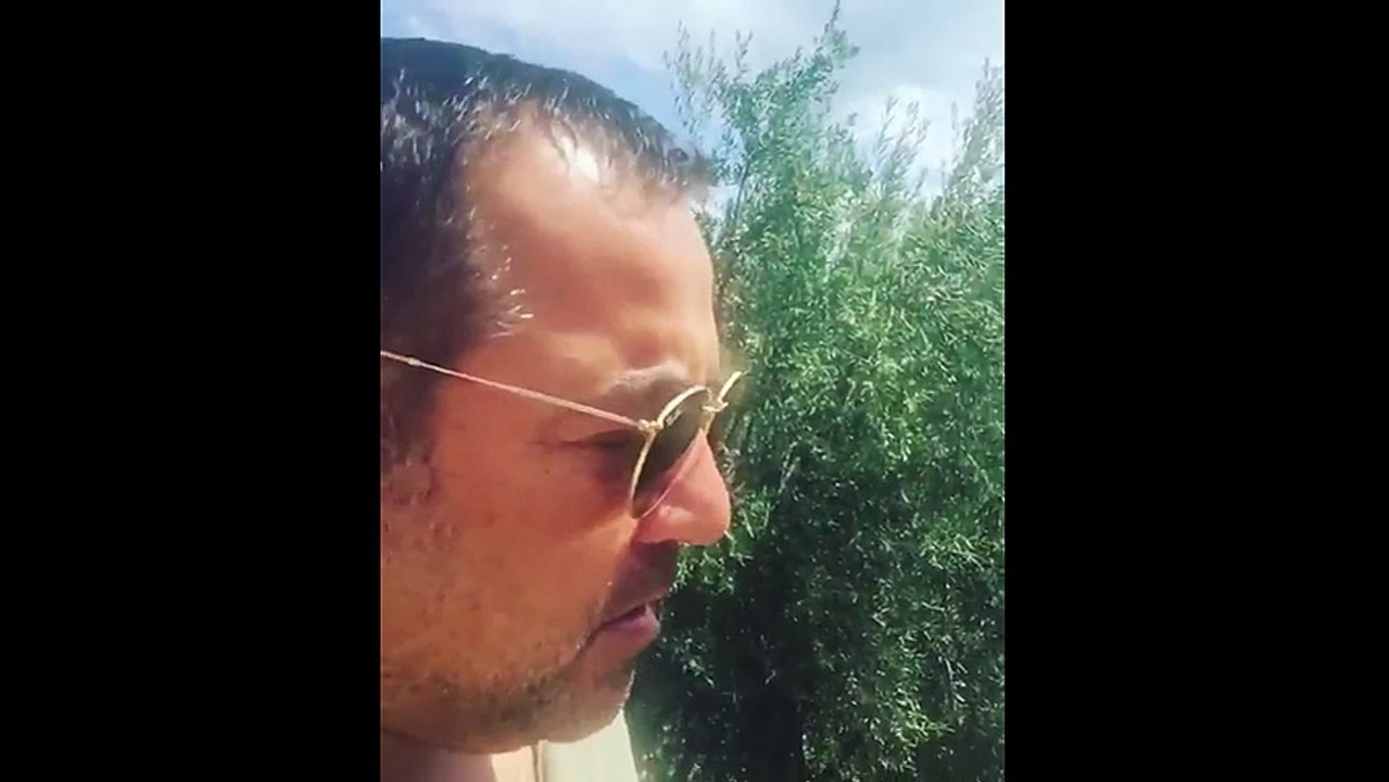 Ata Demirer ağustos böceği ile düet yaptı