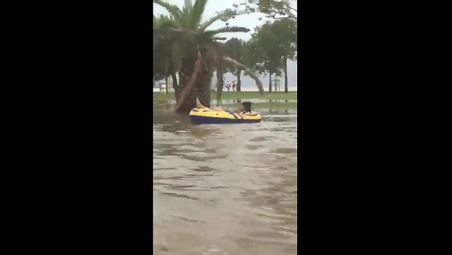 Yağışın vurduğu İstanbul'da şişme botla keyif yapan vatandaşlar sosyal medyada gündem oldu