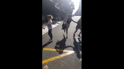 Barcelona'da bir minibüsün kalabalığa dalmasının ardından yaşanan panik böyle görüntülendi