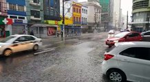 Chuvas: carros sobre a Praça Oito