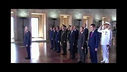 Başbakan Binali Yıldırım Anıtkabir ziyaretinde Fatiha okudu