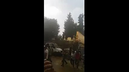 İstanbul'da mezarlık duvarı yıkıldı; yaralılar var!