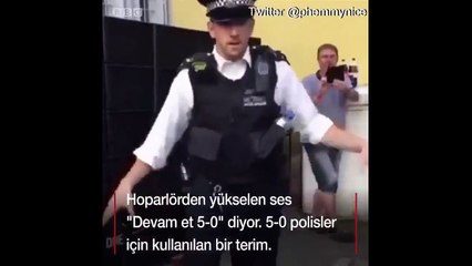 Notting Hill karnavalında dansçılardan rol çalan polis