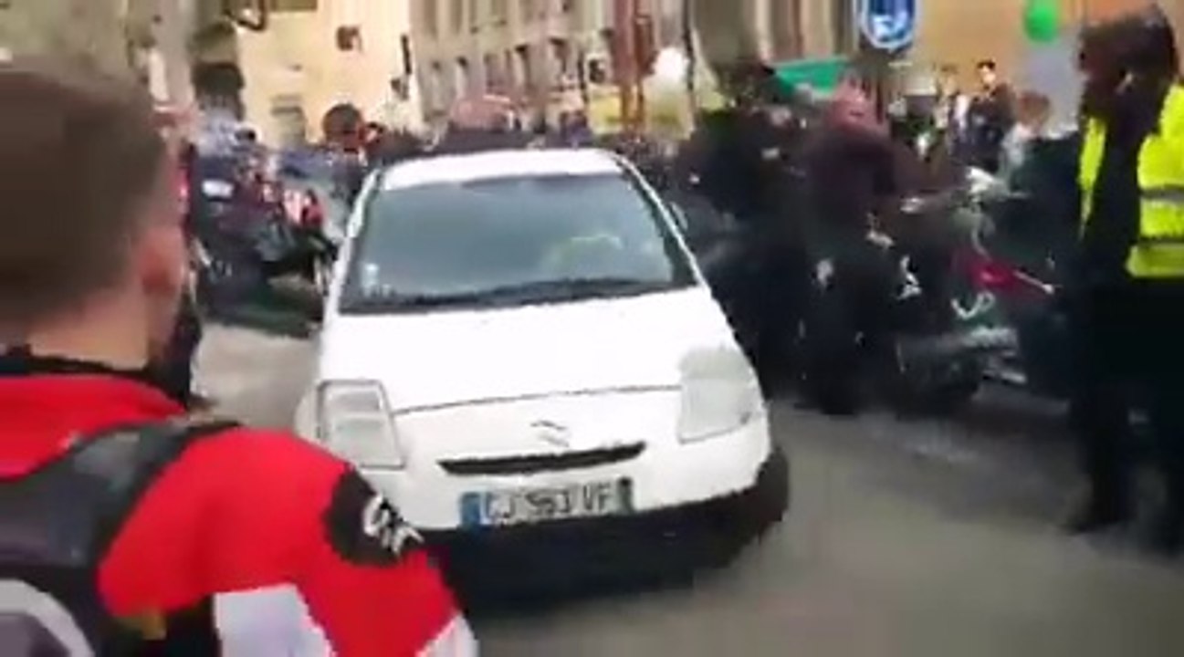 En pleine manifestation un conducteur impatient fonce dans des motards