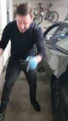 Cet italien pète un cable à cause d'une roue de voiture