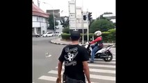 Yaya geçitinde bekleyen motosikletliye böyle tepki verdi!