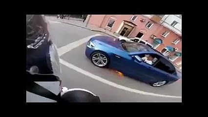 Alevler içinde kalan arabanın sürücüsü yoluna devam etti!