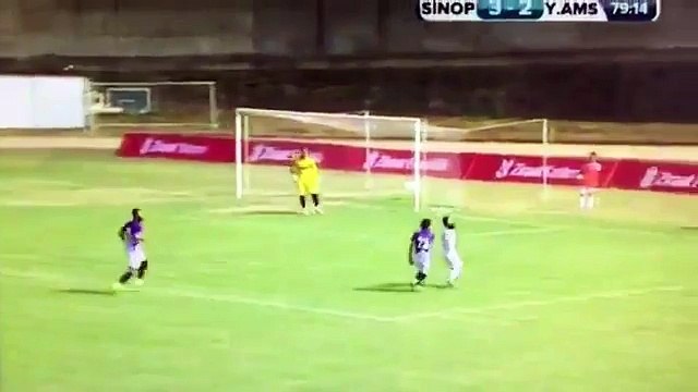 Atılan 5 gol polis memurunu tatmin etmedi: Maçı unutup sahaya girdi